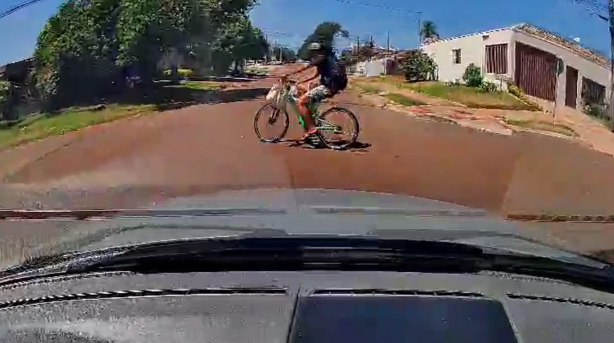Câmera: ciclista fura preferencial e quase é atingido em cheio por carro