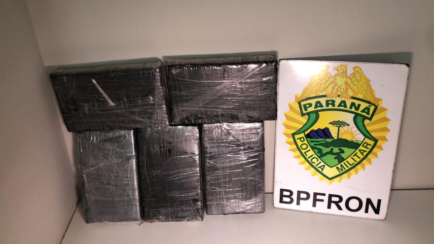 BPFRron intercepta 5 kg de cocaína e prende jovem em ônibus na BR-277