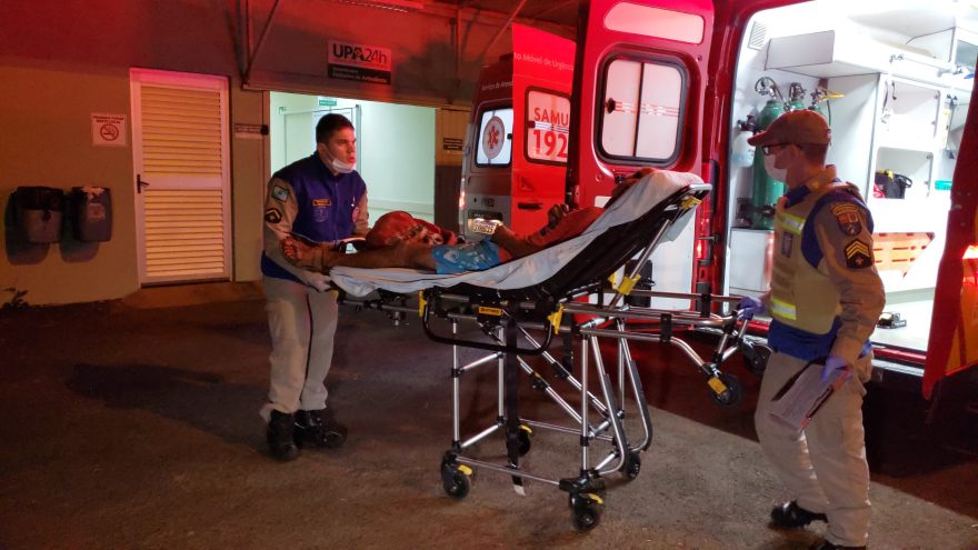 Homem é socorrido pelo Siate após levar tiro no pé no bairro Floresta