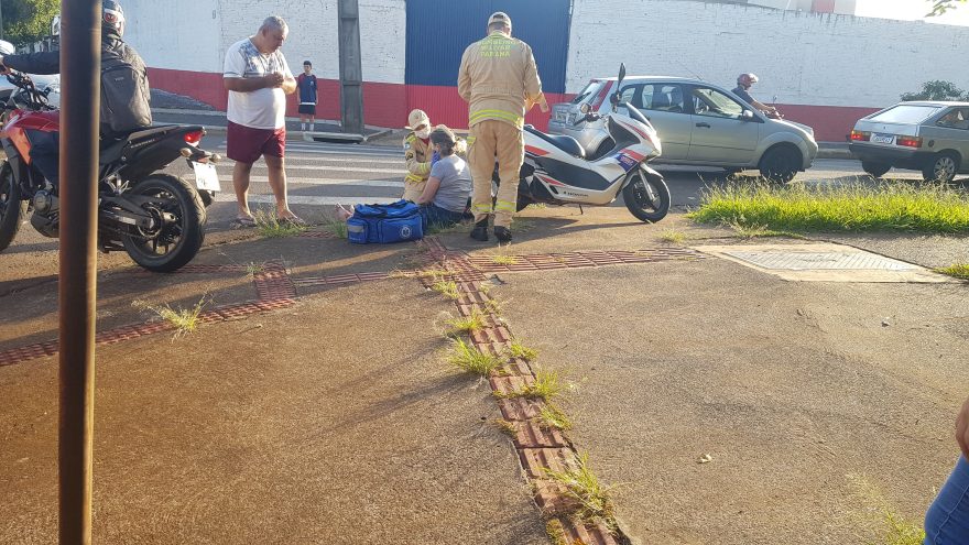 Motociclista fica ferida em acidente no Bairro Alto Alegre, em Cascavel