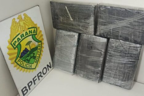 Polícia Militar do Paraná apreende 5 quilos de cocaína em ônibus na BR-277