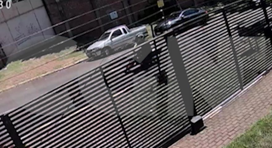 Vídeo mostra motociclista enroscando em cabos da rede de telefonia e sofrendo queda