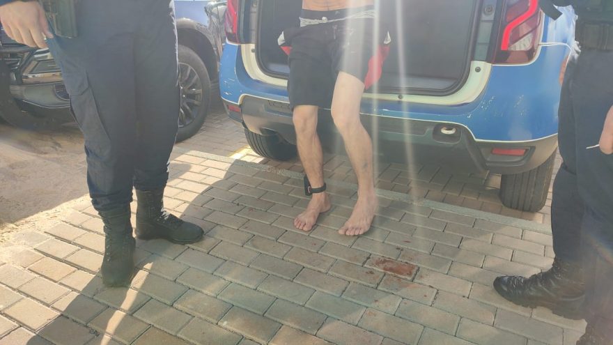 Com tornozeleira e respondendo por homicídio, homem bate na companheira e é detido pela PM e GM