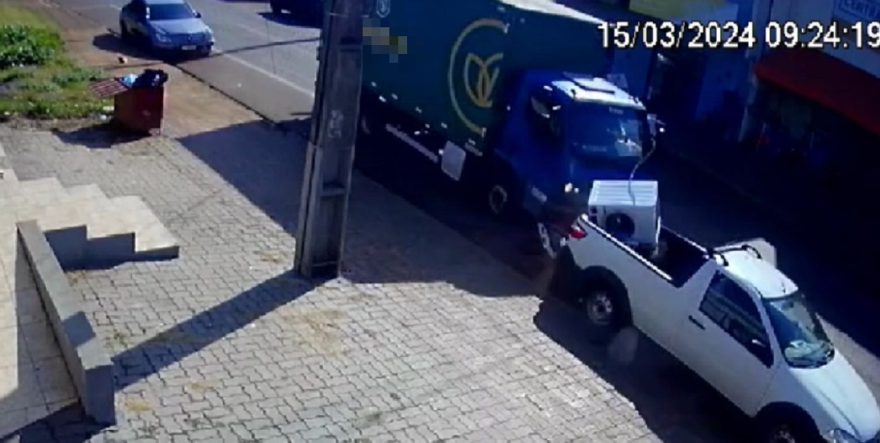 Câmera flagra caminhão colidindo contra carros estacionados na Rua Rio da Paz