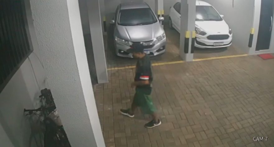 Armado com faca, homem furta bicicleta e ferramentas em condomínio no Centro