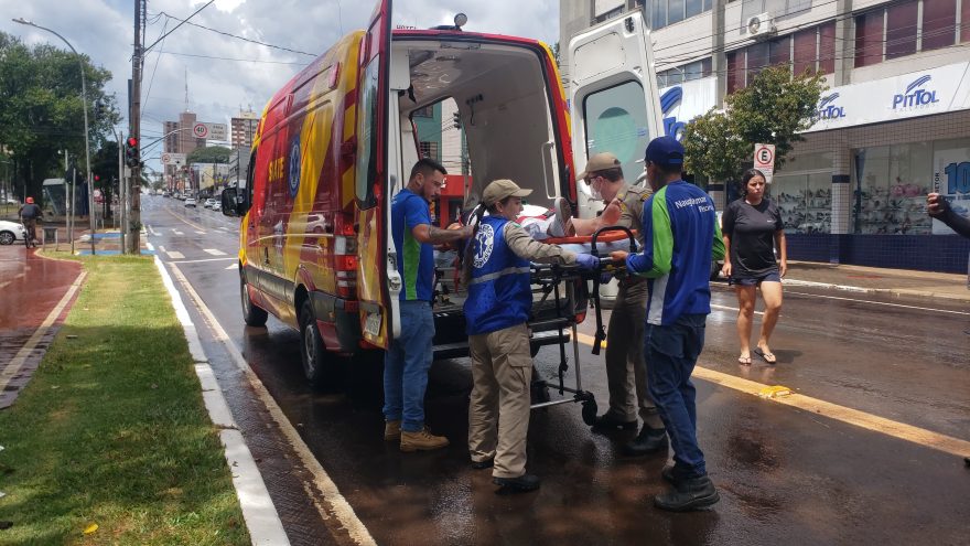 Choveu, molhou e mulher sofre queda de patinete na Avenida Brasil