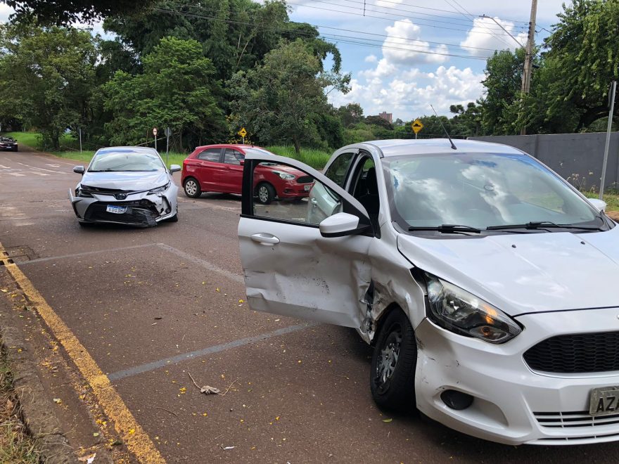 Corolla e Ford Ka se envolvem em forte colisão ao lado da Delegacia