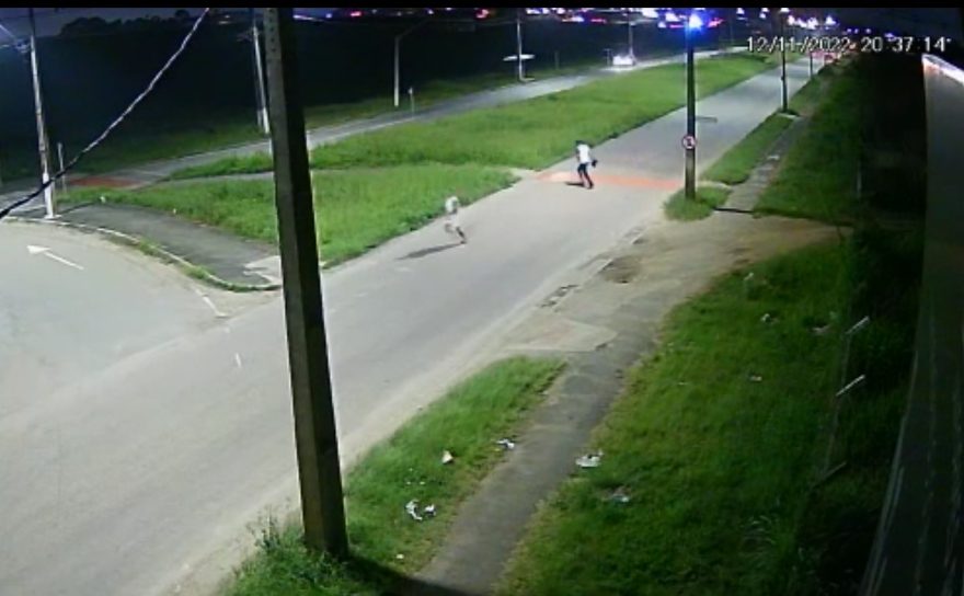 PCPR prende homem por homicídio em Curitiba; vídeo mostra suspeitos correndo após incendiarem carro