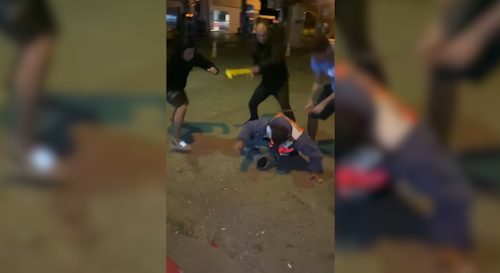 Imagem referente a Imagens Fortes: Após agredir homem bêbado, motoboy é brutalmente espancado por facção criminosa