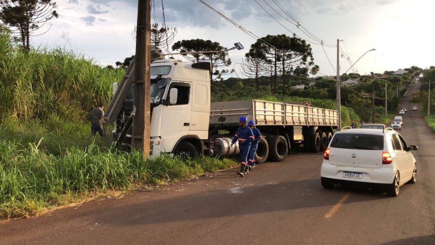 Carreta bate contra poste na Rua Pedro Baú