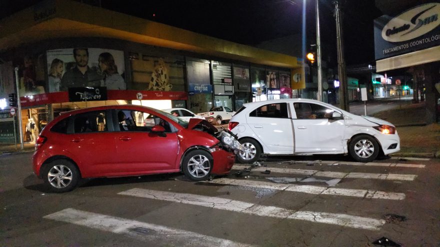 Onix e Citroen C3 se envolvem em acidente na Rua Rio Grande do Sul