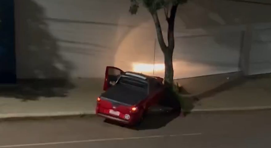 Condutor perde controle e Montana atinge árvore na rua Pio XII
