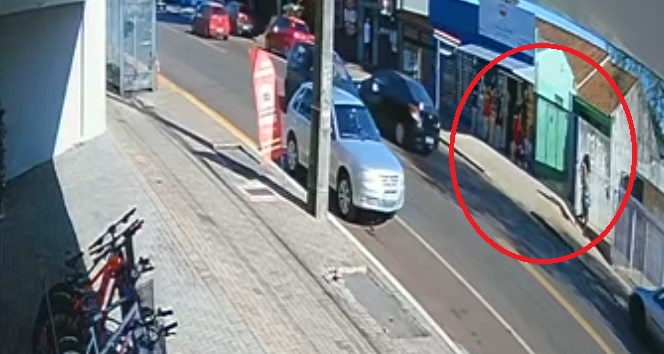 Câmera flagra furto de mochilas na rua Europa