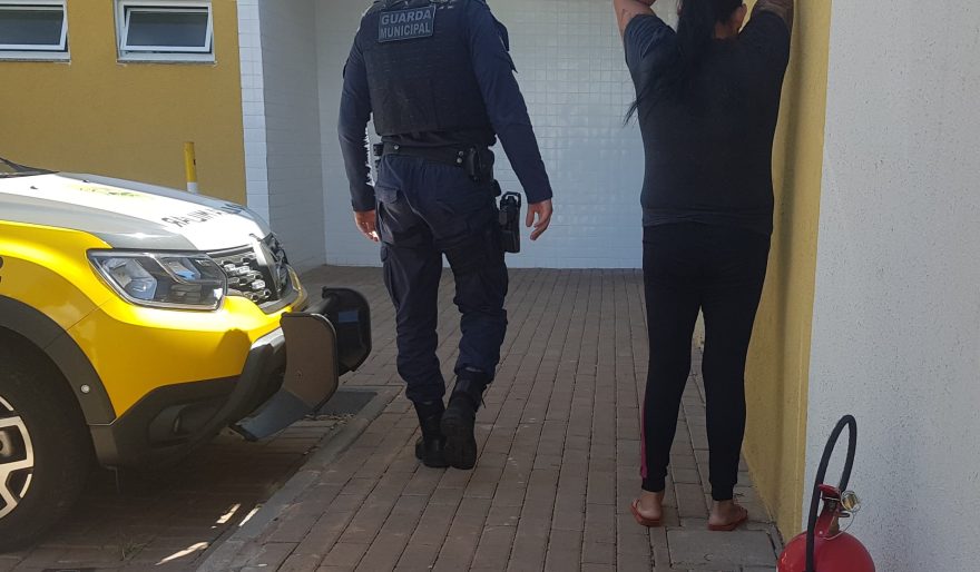 Com dois mandados de prisão em aberto, mulher é presa pela GM no Santa Cruz