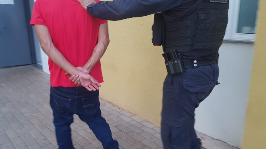 Rapaz de 22 anos é preso com moto adulterada após fugir de abordagem da GM