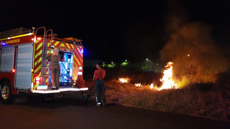 Fogo em vegetação seca mobiliza Bombeiros no Cascavel Velho