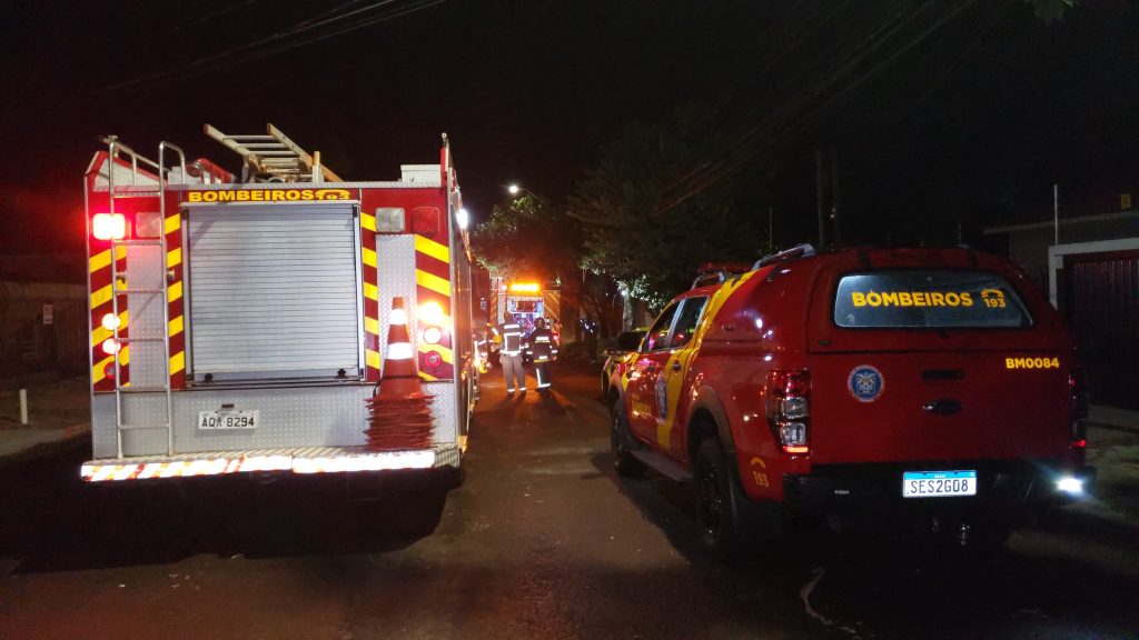 Quarto fica destruído em incêndio a residência no Parque São Paulo