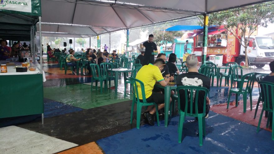 Chuva não assusta e cascavelenses marcam presença na Feira do Teatro