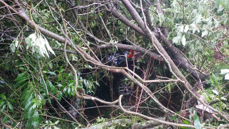 Casal fica ferido após cair em barranco na PR-486 em Cascavel