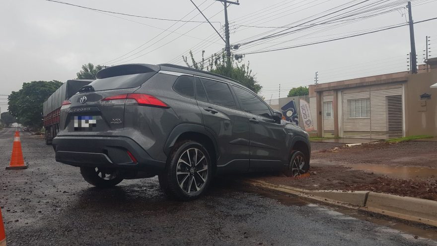 Carro fica atolado ao tentar entrar em residência no Maria Luiza