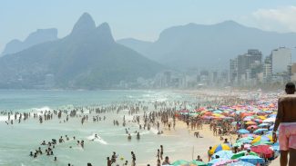 Praias são refúgio de cariocas e turistas contra calor intenso no Rio