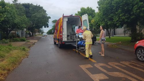 Idosa escorrega e cai na calçada no Santa Felicidade Imagem referente a Idosa escorrega e cai na calçada no Santa Felicidade