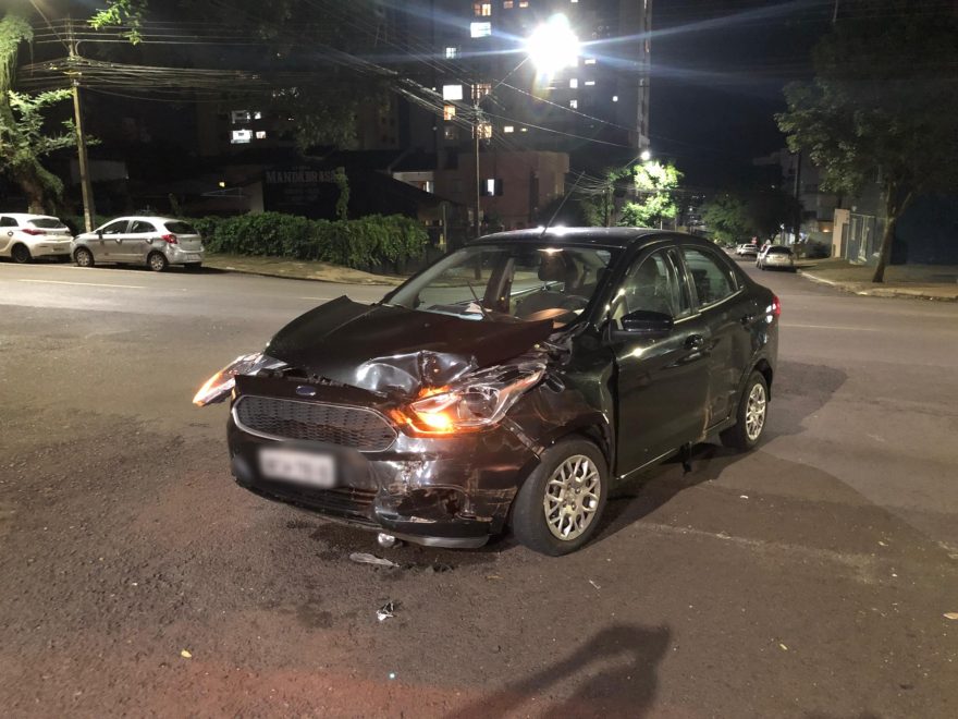 Toyota Allion e Ford KA se envolvem em colisão no centro; duas mulheres e duas crianças se feriram