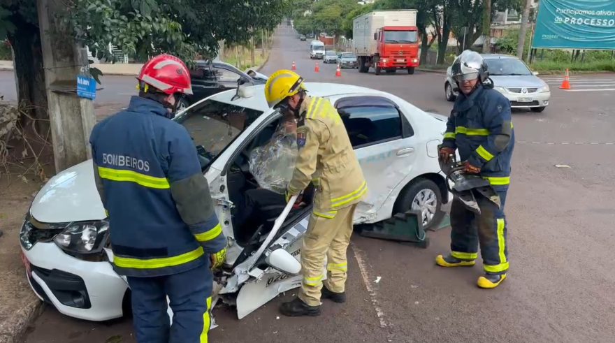 Taxista fica encarcerado após se envolver em acidente com Celta no Centro
