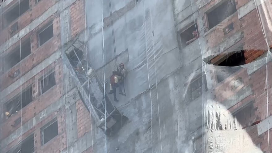 Vídeo mostra na íntegra momento que trabalhadores são resgatados pelo Corpo de Bombeiros com rapel