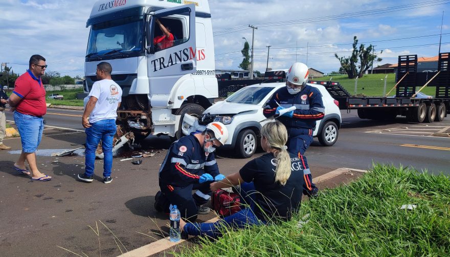 Forte colisão entre Kwid e carreta é registrada no Trevo da Portal, em Cascavel