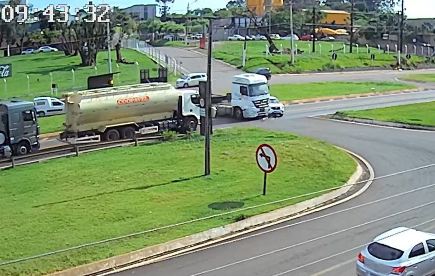 Vídeo mostra carreta atravessando trevo e batendo contra Kwid na BR-277