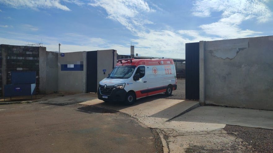 Poste cai e deixa trabalhador ferido no Bairro Cataratas