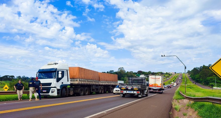 Bitrem com falha mecânica deixa trânsito lento na BR-277