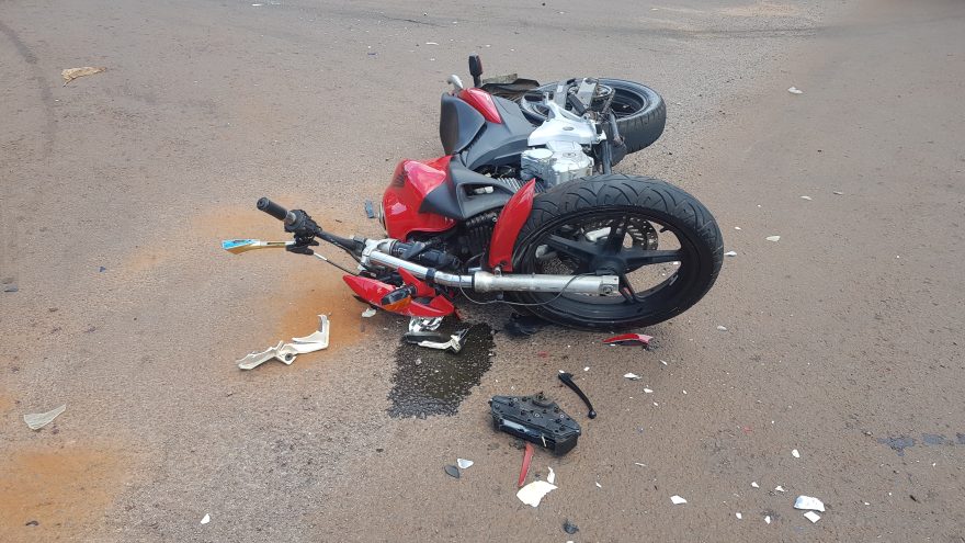 Motociclista fica em estado grave após forte colisão no Cascavel Velho