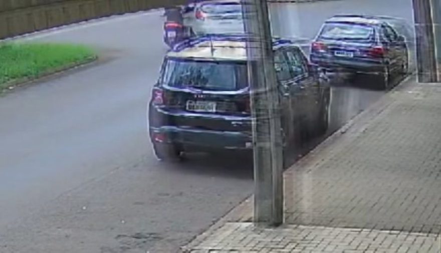 Vídeo mostra colisão entre moto e carro na Avenida Assunção, em Cascavel
