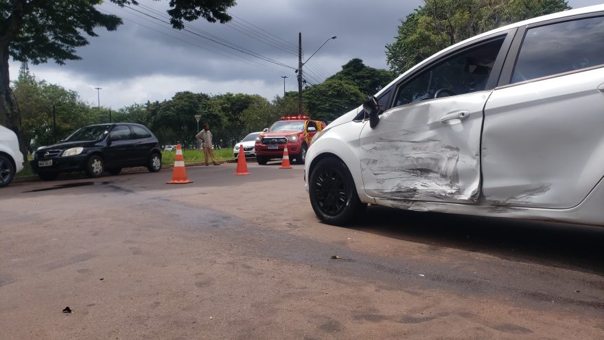 Durante conversão à esquerda, carro e moto batem na Avenida Assunção