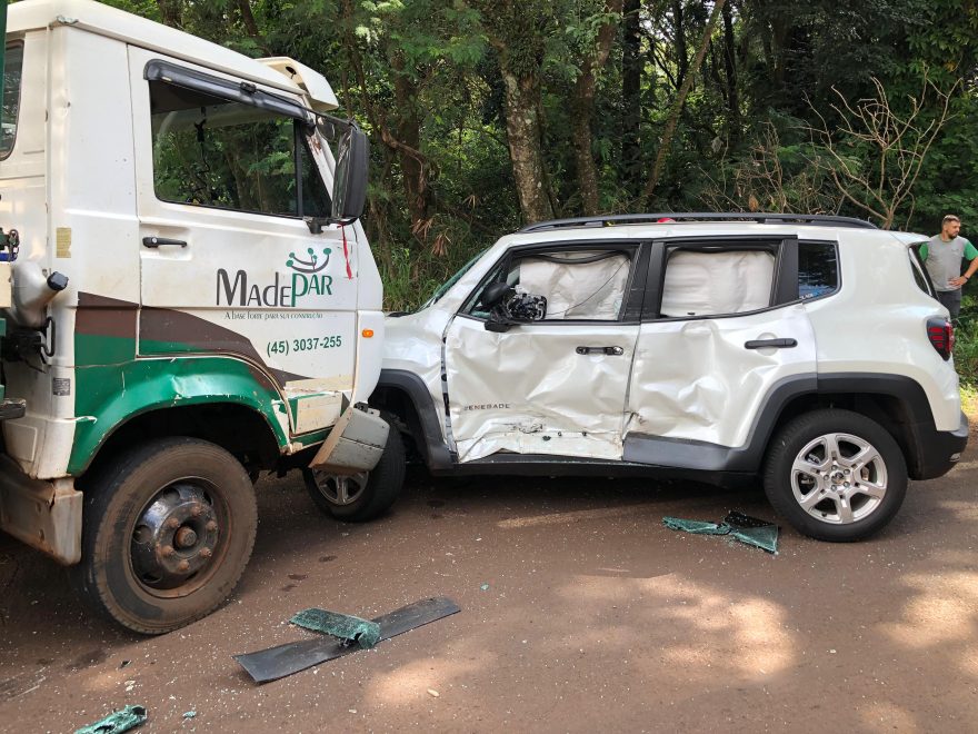 Lateral de Renegade fica destruída após ser atingida por caminhão