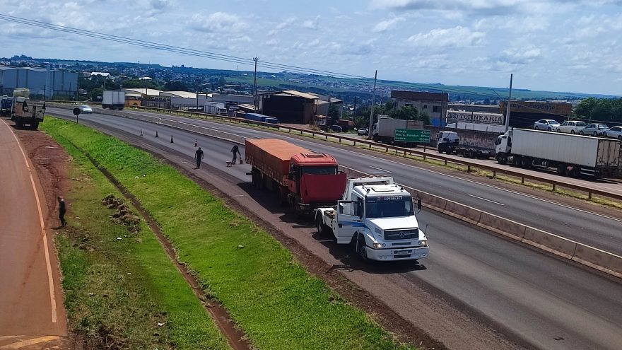 Carreta apresenta falha e interdita uma das pistas na PRc-467