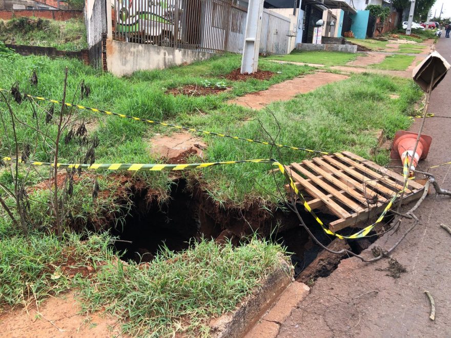 Buraco toma conta de calçada e começa a ‘engolir’ asfalto no Bairro Tarumã