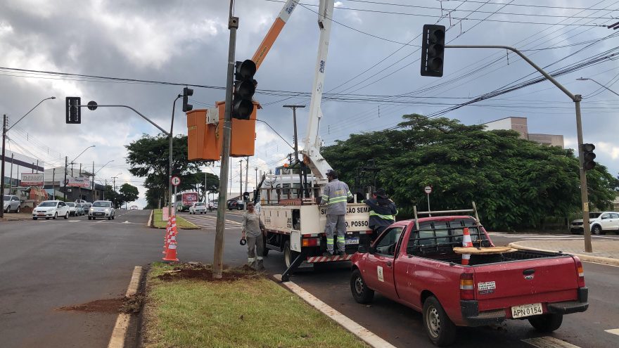 Equipe trabalha na substituição de semáforo que foi derrubado na Avenida Rocha Pombo
