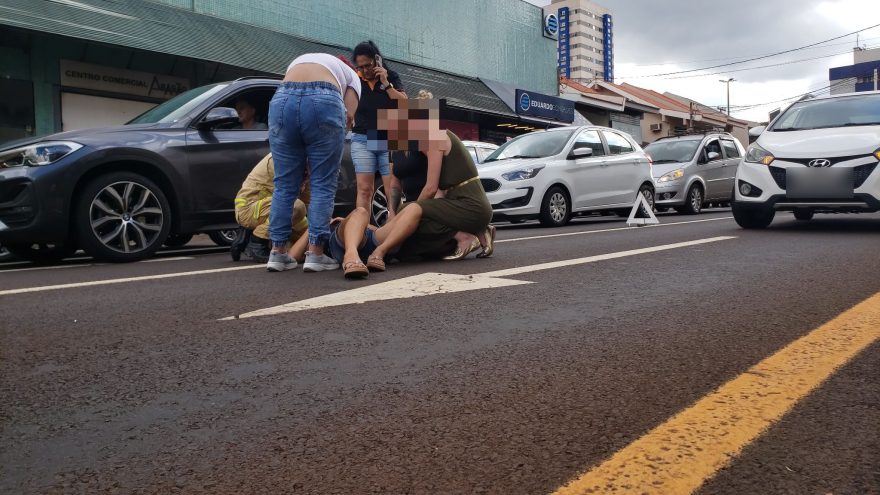Em colisão traseira, motociclista fica ferida na Rua Recife