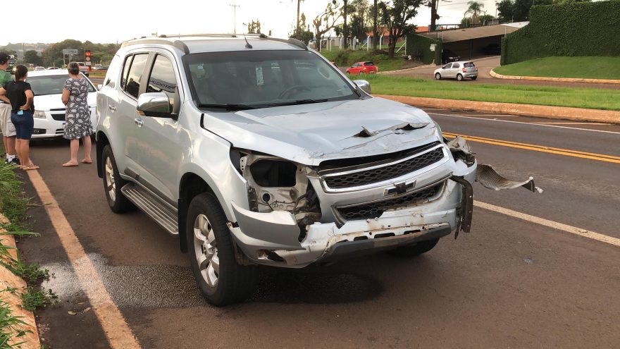 Trail Blazer atinge caminhão em acidente no Trevo da Portal
