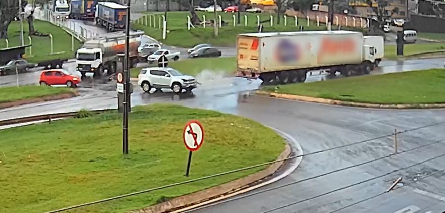 Câmera registra acidente entre caminhonete e caminhão no Trevo da Portal