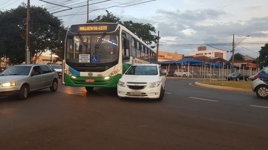 Ônix e ônibus se envolvem em acidente na Região do Lago