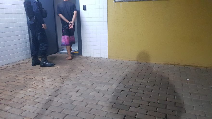Jovem com mandado de prisão em aberto é encontrado no Universitário