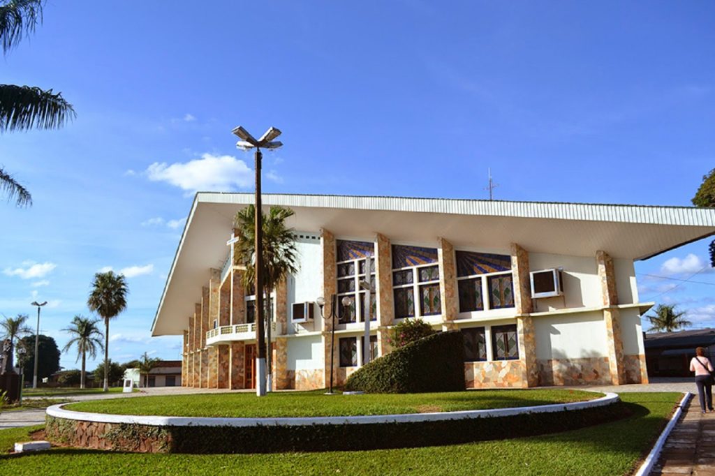 Homem invade igreja, quebra objetos, pega hóstia e ameaça padre de morte no Paraná