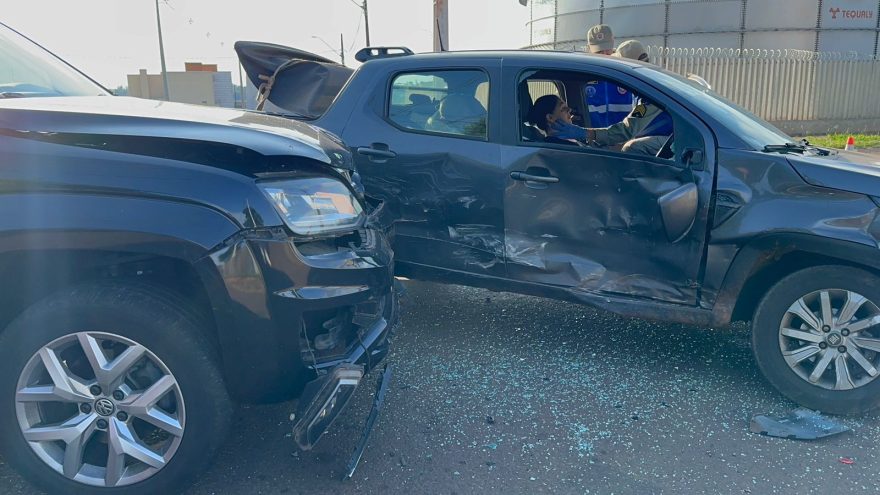 Mulher fica ferida em acidente entre Strada e Amarok no Floresta