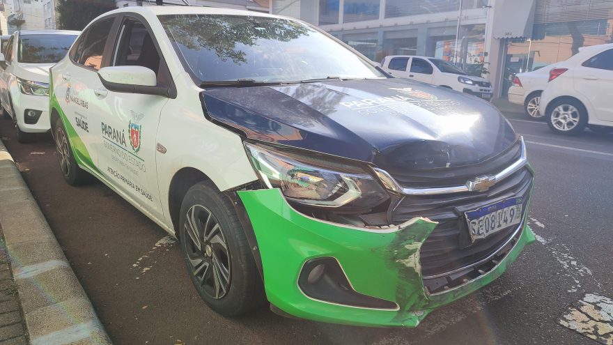 Carro de prefeitura e HB20 se envolvem em colisão no Centro