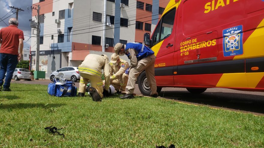 Mulher fica ferida após colisão entre Honda Biz e Ford Ka na Avenida das Torres