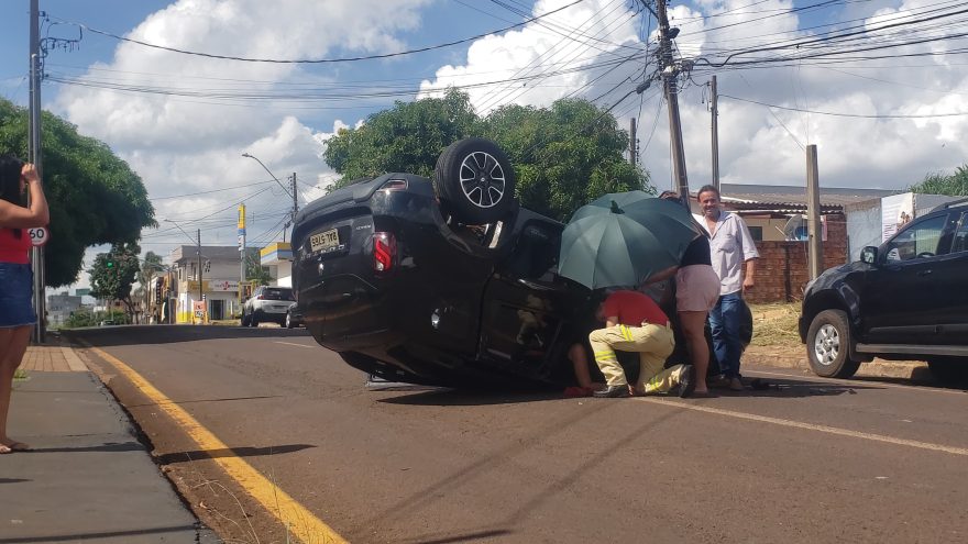 Colisão seguida de capotamento é registrada no Bairro Alto Alegre